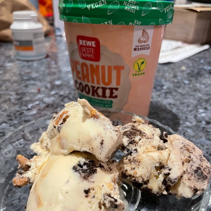 photo of REWE Beste Wahl Peanut Cookie Ice Cream shared by @isabelbobbydean on  13 Dec 2021 - review