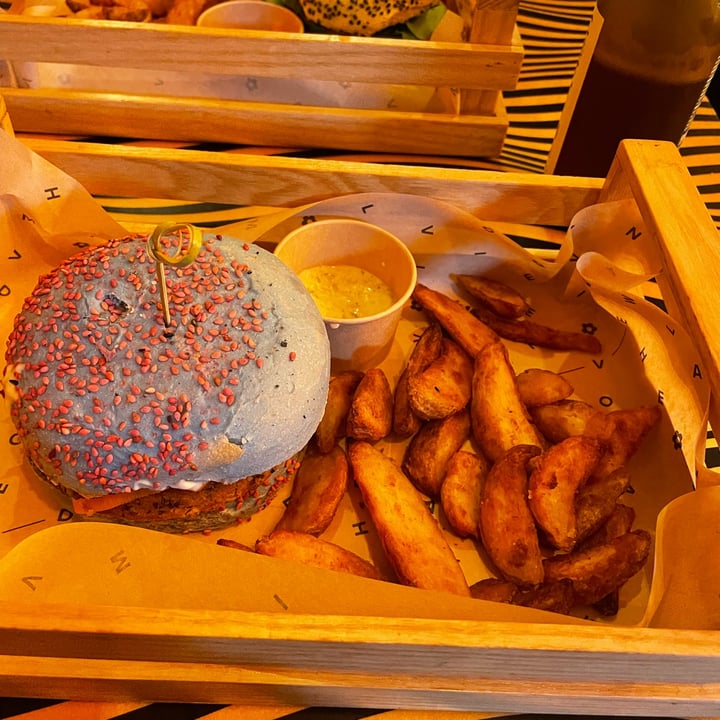 photo of Flower Burger Puffo Burger shared by @elibenedict on  12 Apr 2022 - review