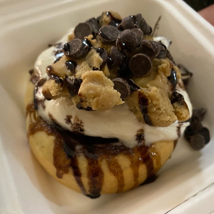 photo of Cinnaholic Victoria Cookie Monster cinnamon bun shared by @ecoveg on  09 Oct 2021 - review