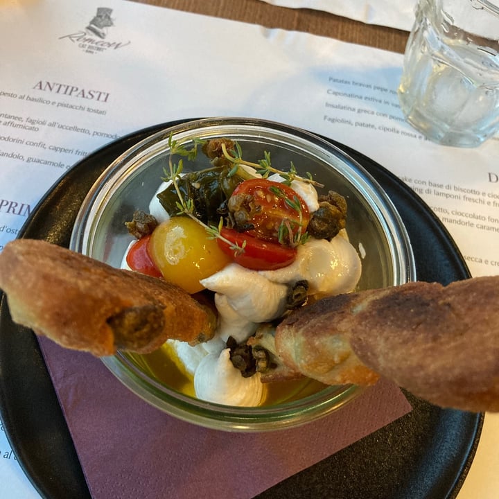 photo of Romeow Cat Bistrot Ricotta di mandorle ai sapori mediterranei, pomodorini confit, capperi fritti con frustina di pane alle olive shared by @barbarabice on  12 Aug 2021 - review