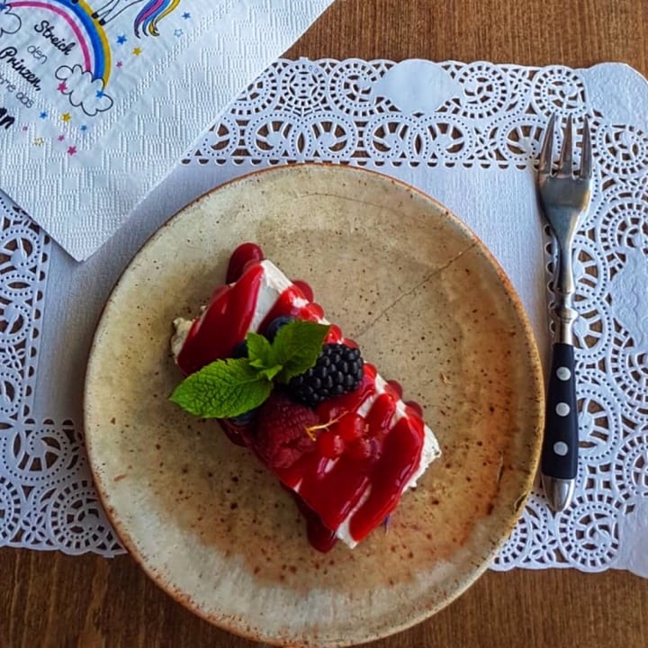 photo of Romeow Cat Bistrot White Cake shared by @theveganent on  06 Dec 2020 - review