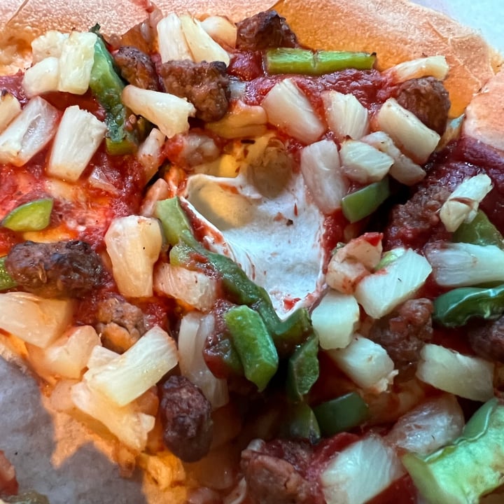 photo of Pizza Hut Medium beyond meat, pineapple &green pepper (no cheese) shared by @fsshealth on  02 Mar 2022 - review