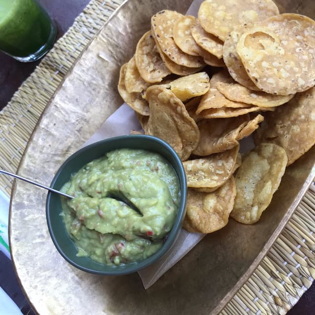 Photo of the dish “nachos con guacamole”