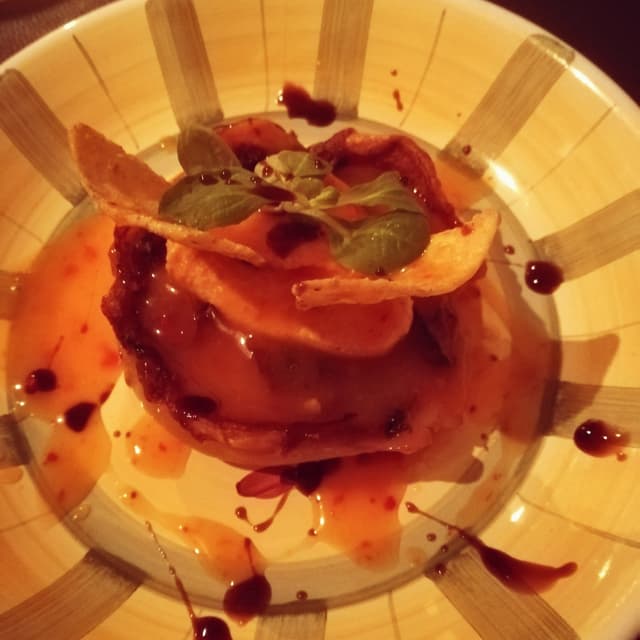 Photo of the dish “Bocconotto di brisèe salato con cipolle rosse e bietoline con cremoso di anacardi alla paprika affumicata, chips di mais e salsa agrodolce piccantina”