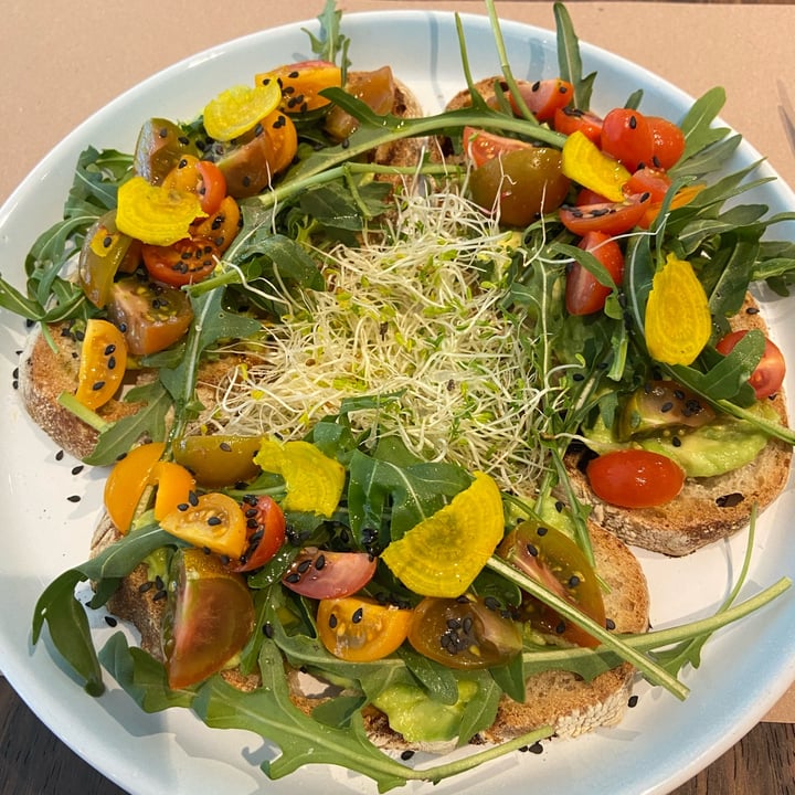 photo of La Caja de Cristal Toast de aguacate con arugula shared by @lmao on  31 Jan 2022 - review