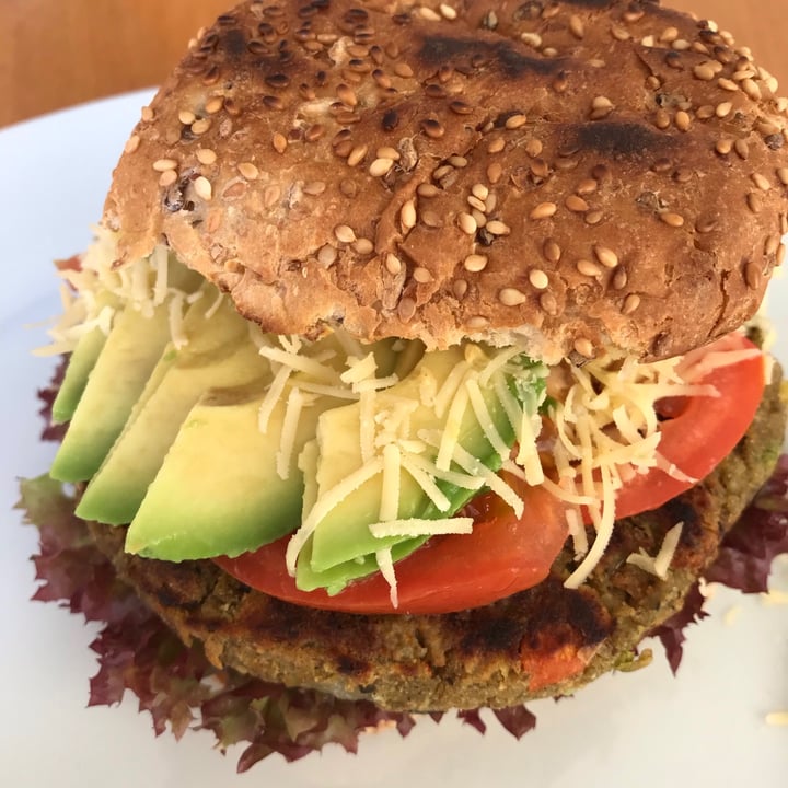 photo of Dr Phil-Afel Original Dr Phil-Afel Vegan Burger shared by @leozetteroode on  09 Jun 2020 - review