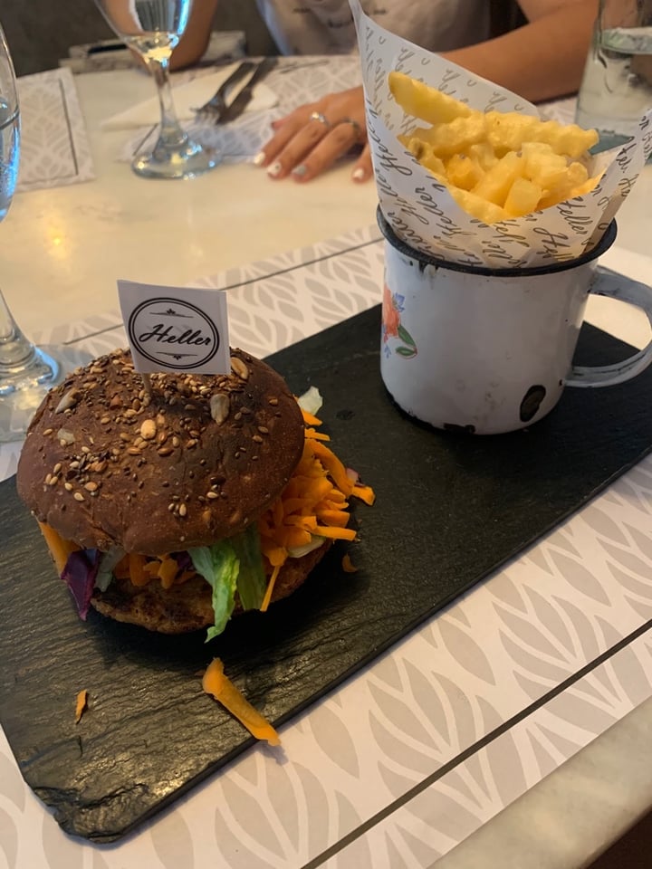 review photo of Heller Brasas & Mas Hamburguesa Vegana shared by @camiacostag on 01 Apr 2020 - review