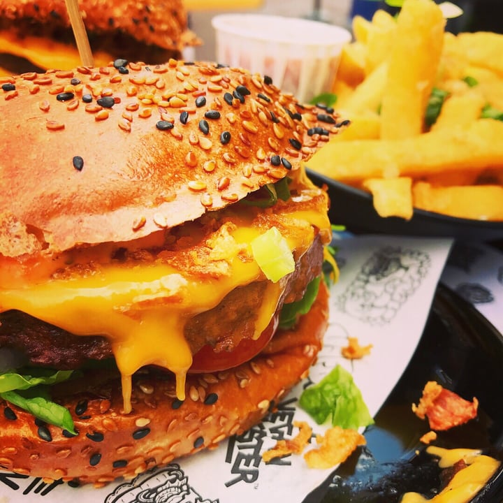 photo of Vegan Junk Food Bar Burger shared by @thevegspot on  03 Oct 2018 - review