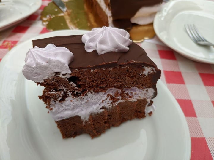 review photo of Sweeten and More Tarta de chocolate con bizcocho de chocolate y nata de violeta shared by @raquelvegan on 31 May 2020 - review