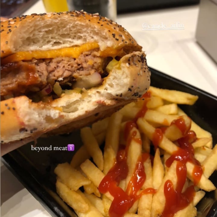 photo of Williamsburg Burger Bar Beyond Cheese shared by @agostinalv on  09 Jun 2022 - review