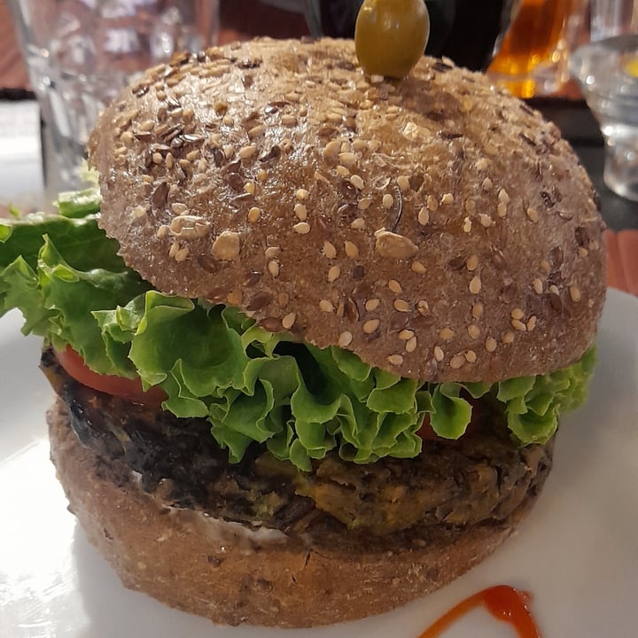 photo of Veganda Burger di funghi con Insalata Pomodori E Maionese Vegana shared by @aleds98 on  07 Jul 2022 - review
