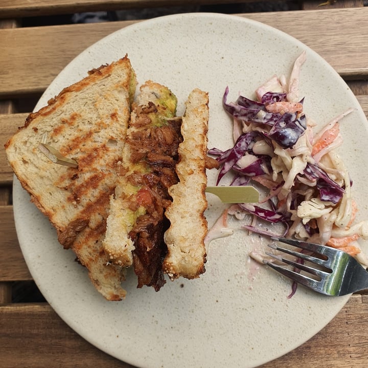 photo of Café Vegetal Sándwich pulled no-pork shared by @menny on  25 Apr 2021 - review