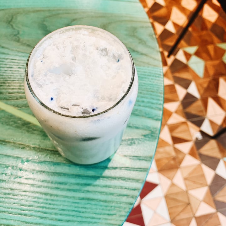 photo of Life Alive Organic Cafe Iced Ocean Blue Latte shared by @bshade on  25 Aug 2019 - review