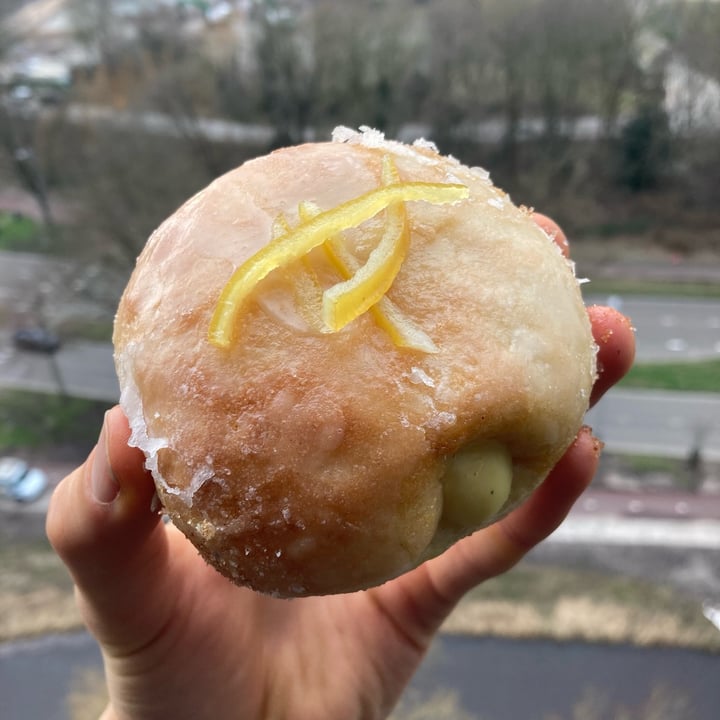 photo of Life's a Peach Lemon Donut shared by @david- on  24 Feb 2022 - review
