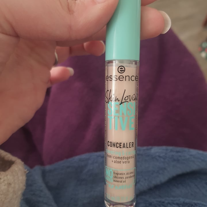 review photo of Essence Cosmetics Skin lovin' sensitive concealer shared by @caitell on 29 Aug 2022 - review