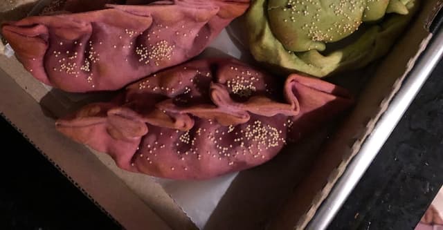 菜肴“Empanada de puerro, cebolla y papa”的照片
