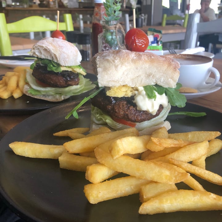 photo of Lime Tree Cafe Beyond Burger shared by @sagittariuskitty on  01 Dec 2020 - review