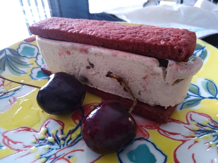 review photo of Familia Groen Sandwich De Red Velvet Con Cookie Dough shared by @eduardovegan on 05 Jan 2020 - review