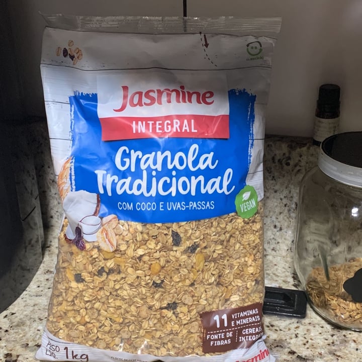 photo of Jasmine granola tradicional com coco e uvas-passas shared by @rosebabi72 on  01 May 2022 - review