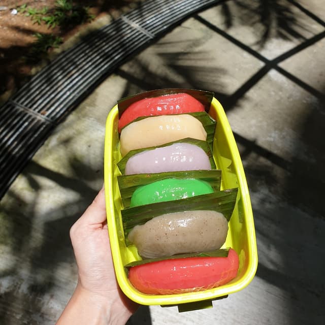 菜肴“Peanut Ang Ku Kueh”的照片