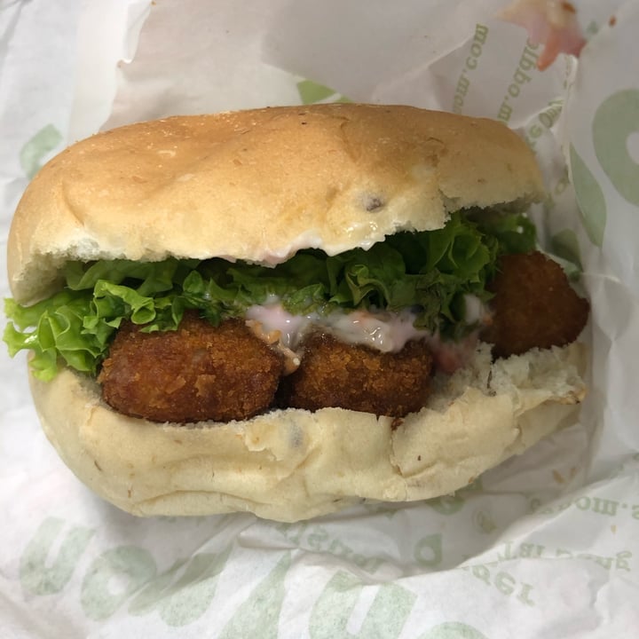 photo of nomVnom Bistro Fishless Slaw Burger shared by @meltingpotatoes on  12 Nov 2021 - review