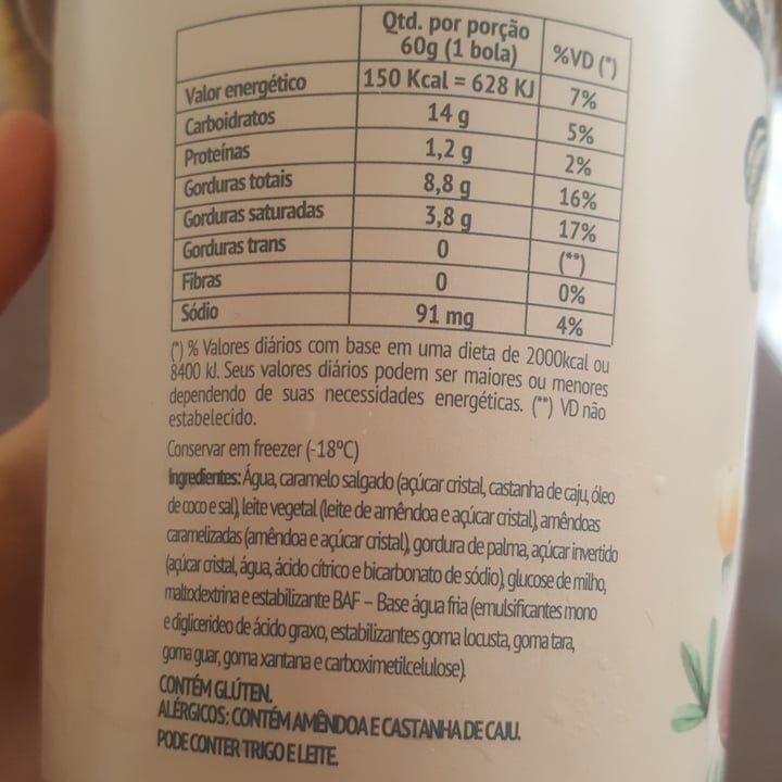 photo of Vai bem Gelados Cara Metade - Caramelo Salgado E Amêndoas Caramelizadas shared by @isabelcb on  22 Sep 2021 - review