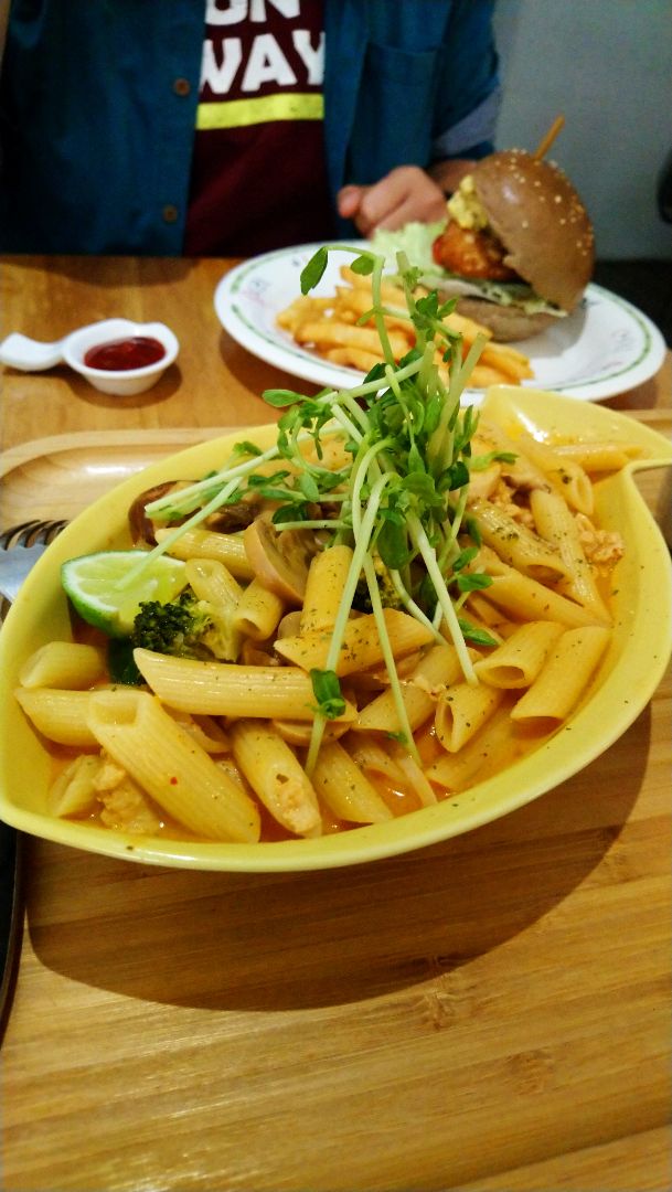 photo of 品品99 咖啡 輕食 泰式酸辣筆管麵 shared by @spoonsvegan on  01 Jun 2019 - review