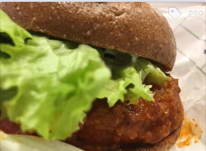 photo of Plant Power Fast Food Buffalo chicken sandwich shared by @veggie5 on  22 Nov 2018 - review