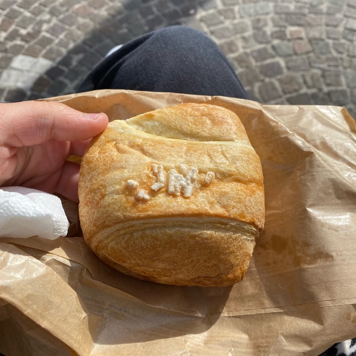 photo of O Grin brioche crema e amarene shared by @nunziaveganok on  15 Nov 2022 - review