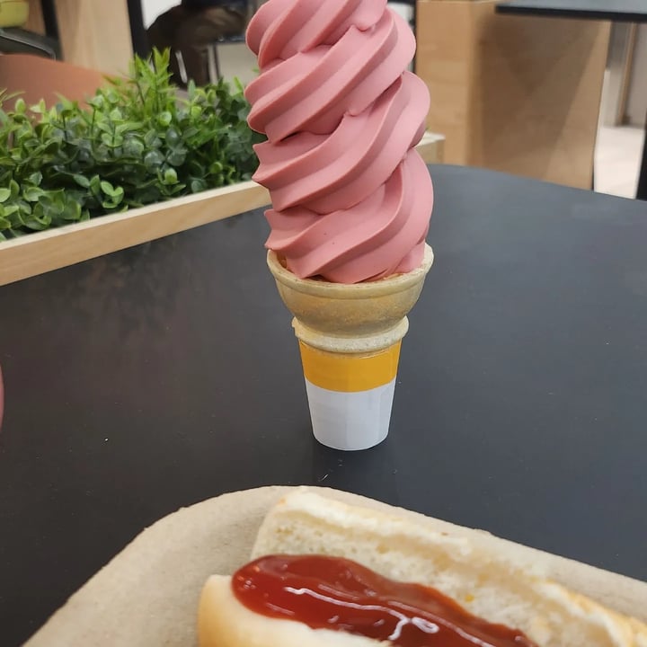 photo of IKEA Calgary Raspberry Ice Cream shared by @beckislovesyou on  16 Oct 2022 - review