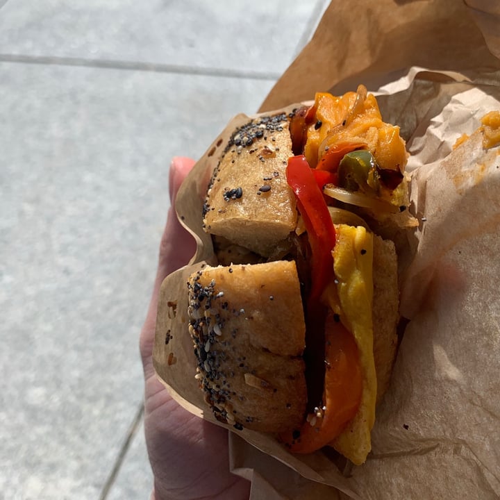 photo of Hark! Cafe Bagel Sandwich With Grilled Peppers & Onions & Vegan Cheddar shared by @klindvall on  02 May 2021 - review
