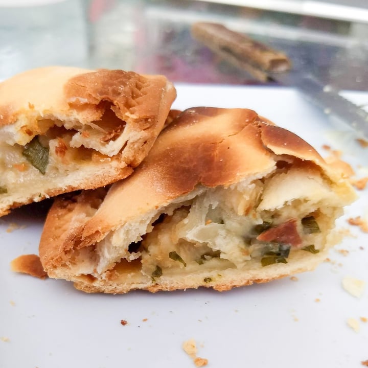 photo of Pizzas y Empanadas IL Giardino De Devoto Empanada Cebolla y Queso shared by @kndyd on  01 Dec 2020 - review