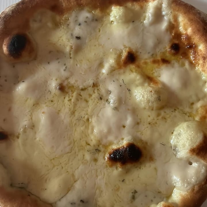 photo of La Taverna di Pulcinella pizza ai 4 formaggi vegani shared by @moccymoccy on  08 Jun 2022 - review