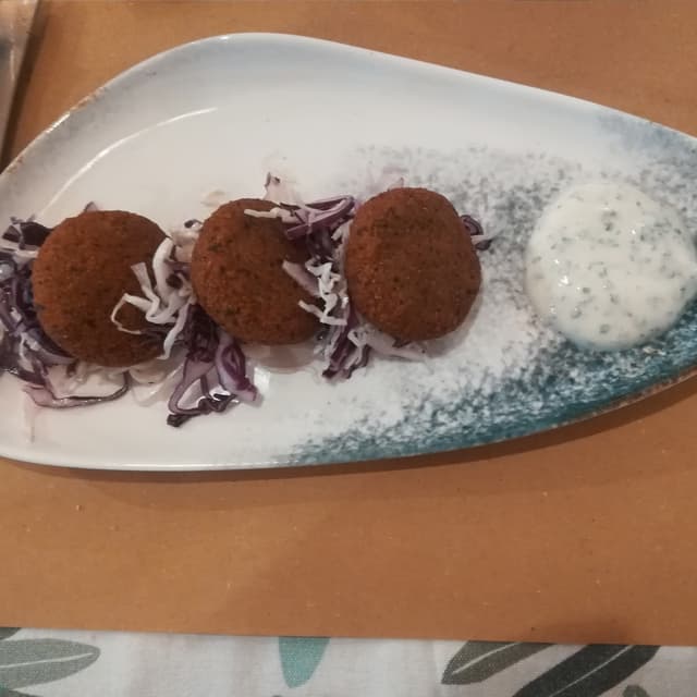 Photo of the dish “Felafel di cicerchie con cavolo cappuccio e salsa yogurt”