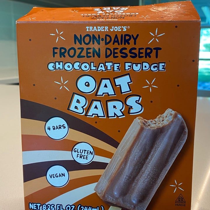photo of Trader Joe's Chocolate Fudge Oat Bars shared by @veganforthepigs on  04 Jul 2022 - review