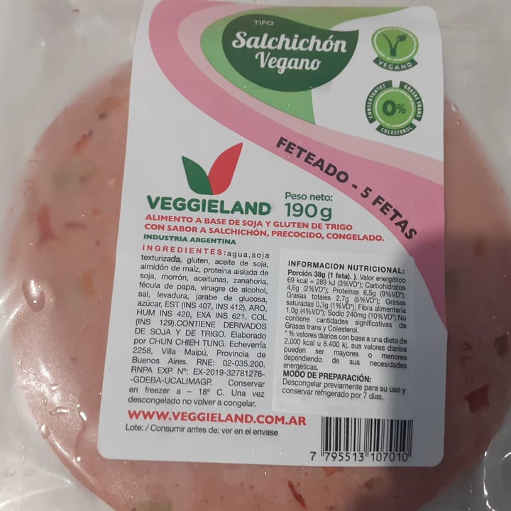 photo of Veggieland Salchichon Vegano shared by @lunallena on  17 Jun 2020 - review