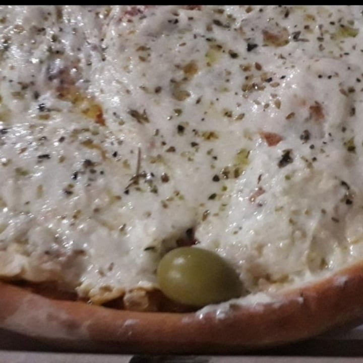 photo of Olivia Pizzas y Empanadas Pizza Vegana Con Queso A Base De Almendras shared by @paula2807 on  16 May 2020 - review