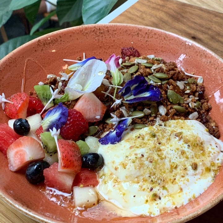 review photo of Common Man Coffee Roasters Housemade crunchy granola shared by @aphatsara on 05 Jan 2021 - review
