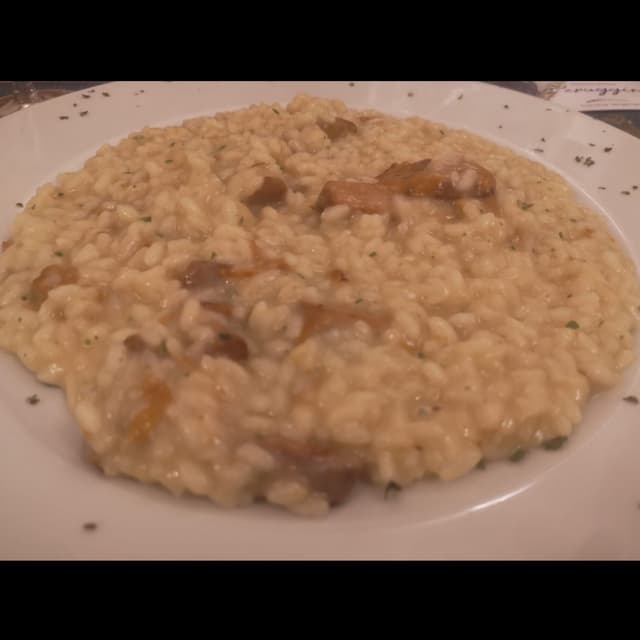 「risotto con crema di topinambur e finferli」の料理の写真