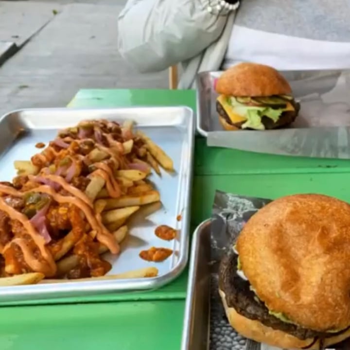 photo of Fat Vegan Papanachos y hamburguesa shared by @anagabyveg on  23 Oct 2020 - review