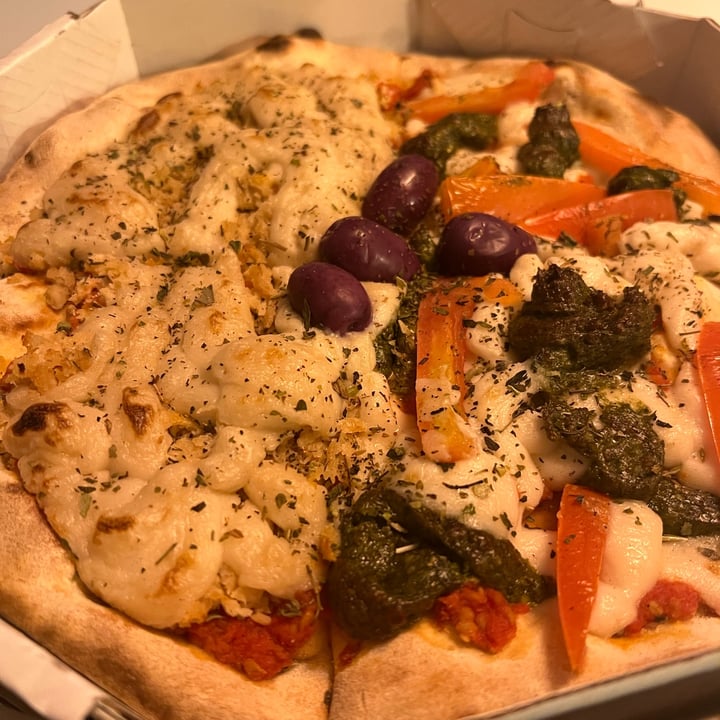 review photo of Comparini Pizzaria Pizza Meia Frango com Catupiry e meia Frescal shared by @pariz on 02 Apr 2022 - review