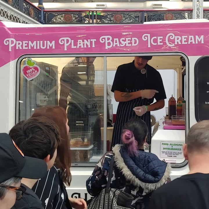 photo of The Happy Cow Icecream Van Soft Serve Whippy Ice Cream shared by @maiagaia on  15 Nov 2022 - review