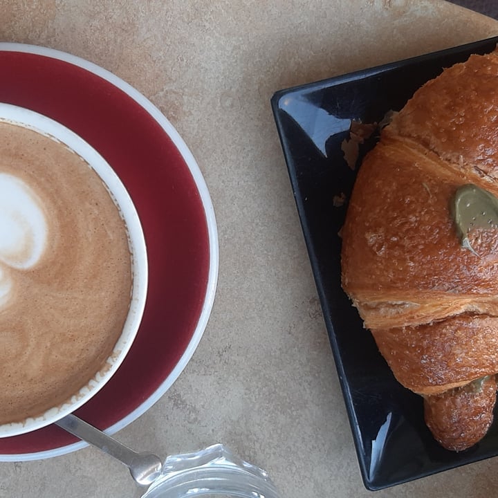 review photo of Caffettiamo Vomero di Raffaele Simonte Cornetto al Pistacchio shared by @fegmtt on 02 Jul 2022 - review