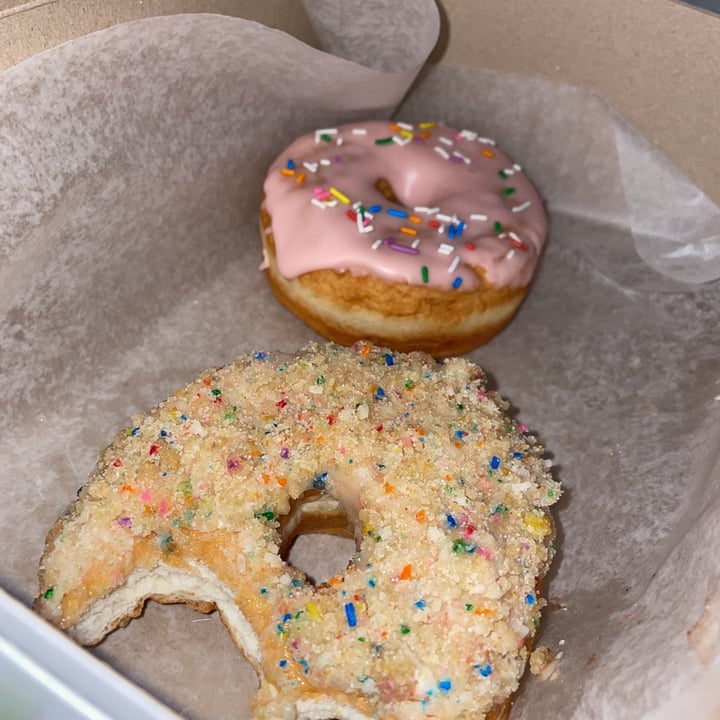 photo of Halo Donuts birthday cake and homer donut shared by @kristmallz on  04 Aug 2021 - review