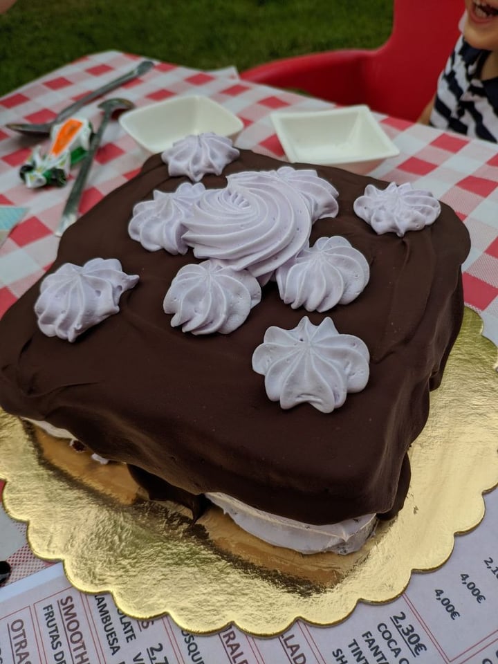 review photo of Sweeten and More Tarta de chocolate con bizcocho de chocolate y nata de violeta shared by @raquelvegan on 31 May 2020 - review