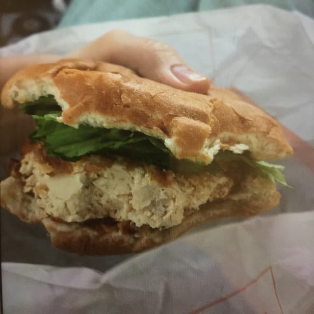 「Crispy Chicken Sandwich」の料理の写真