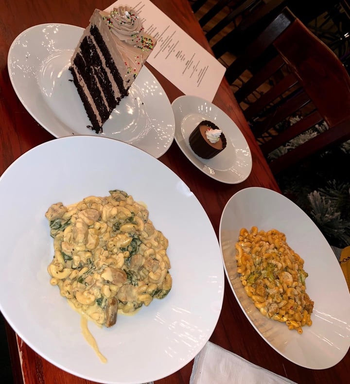 photo of Kahiau's Bakery and Cafe Apple Sage Mac & Cheese, Chipotle Mac & Cheese, Cake & Chocolate Mousse shared by @stepha on  07 Feb 2020 - review