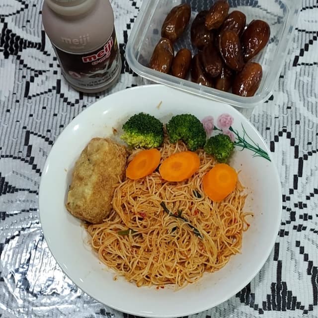 Photo of the dish “Beehoon and Bergedil”