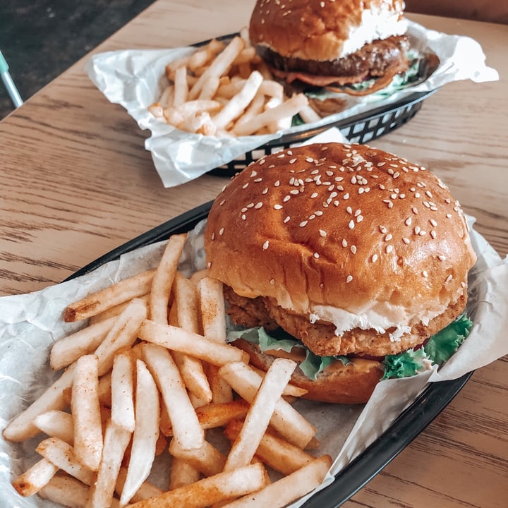 photo of BunsOut Linden Vegan Fried Chicken shared by @domwestphal on  17 Jun 2020 - review