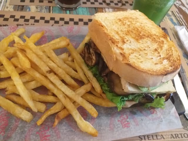 Foto del piatto “Sándwich portobello & berenjena”